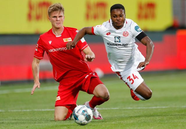 [NBA]詹姆斯左路送助攻 八村塁溜底线反扣