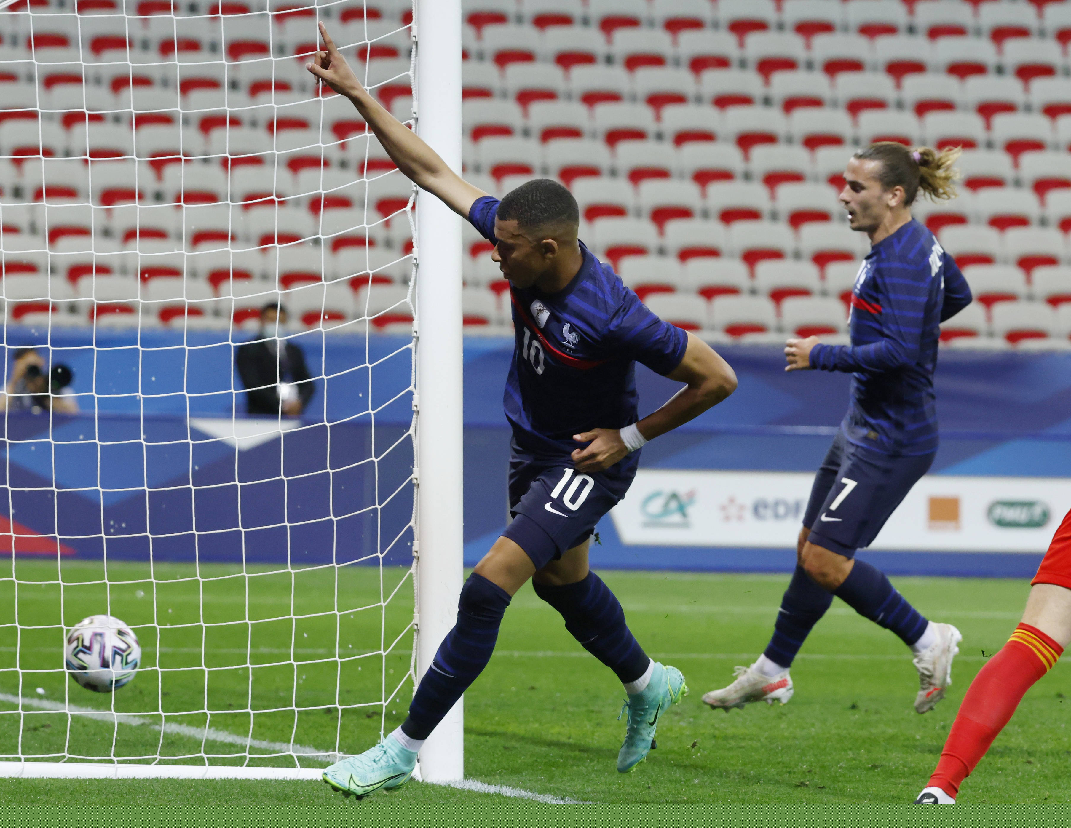 英超VAR判罚争议回顾 关键判罚影响赛果