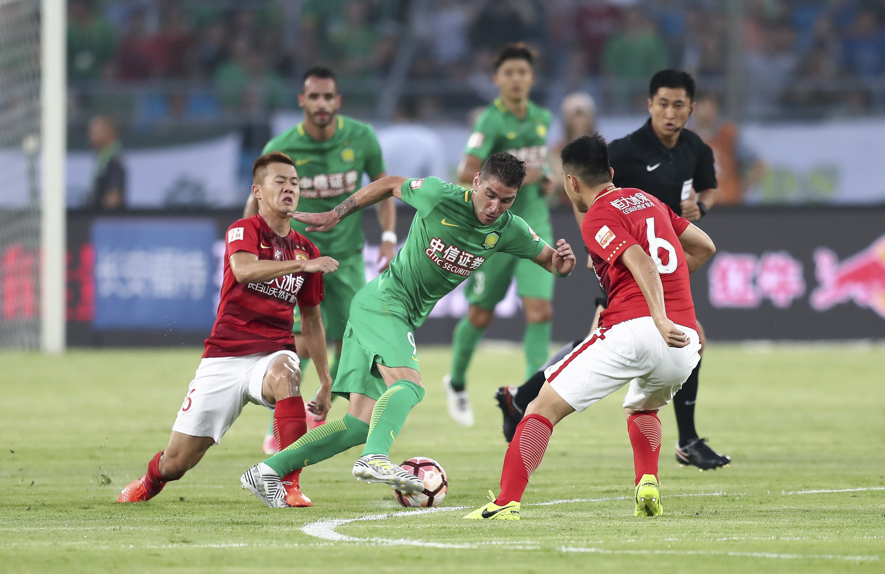 国安新援首秀进球，球迷热情高涨